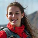 Porträtfoto von Clara Zimmermann, einer abenteuerlustigen jungen Frau im Outdoor-Outfit