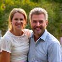 Porträtfoto der Familie Weber, ein glückliches Paar mit zwei Kindern vor einer natürlichen Kulisse