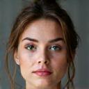 Porträtfoto von Sophie Keller, einer weltoffenen Frau mit einem Blick voller Neugier